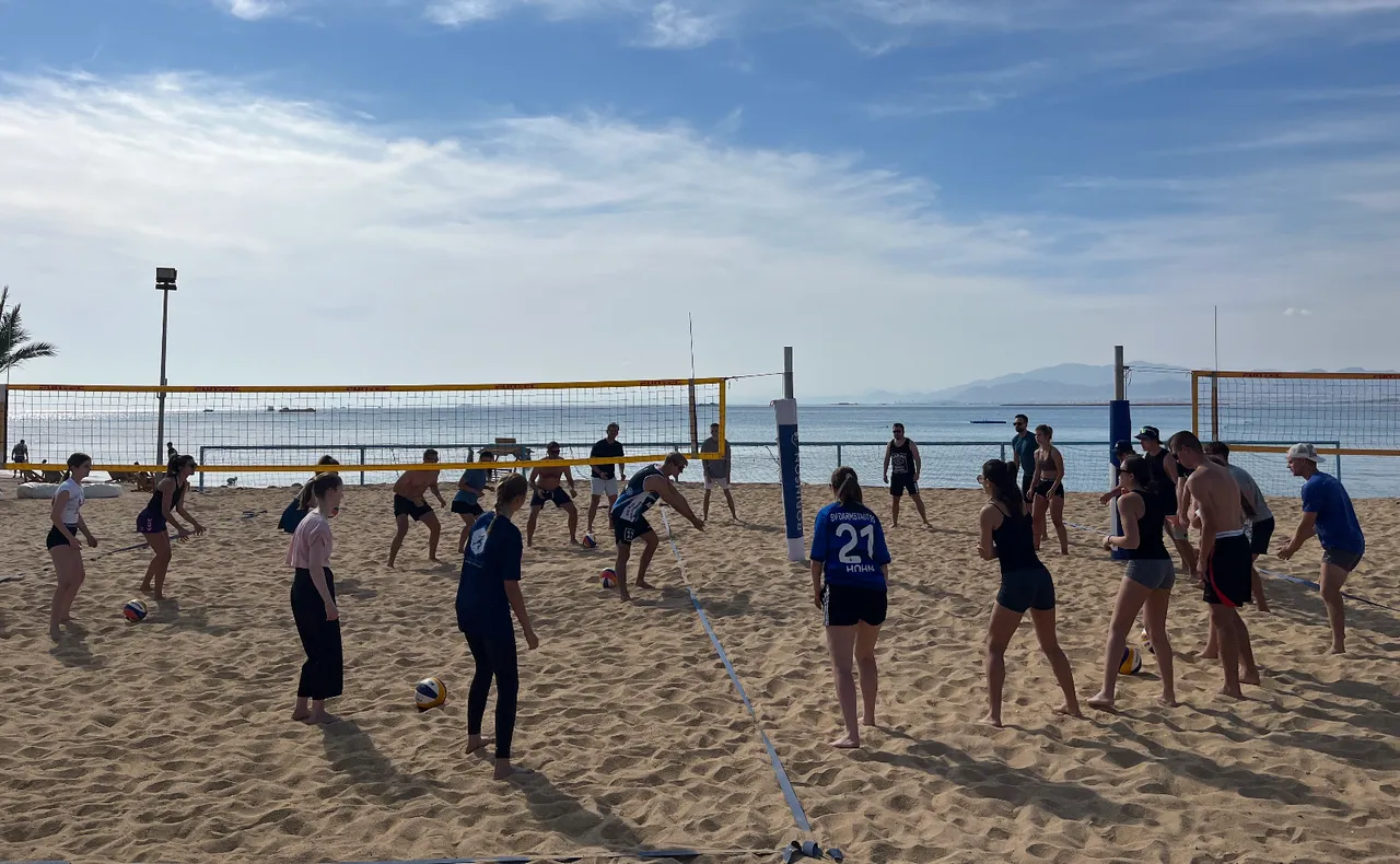 Beachvolleyball-Gruppe trainiert gemeinsam beim Robinson Club Somabay Beachcamp